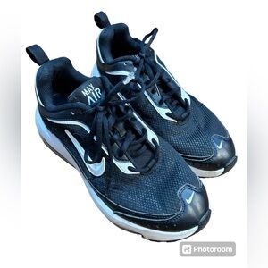 Nike Air Max AP Women’s Size 8 Sneakers CU4870 001 Black White gently worn